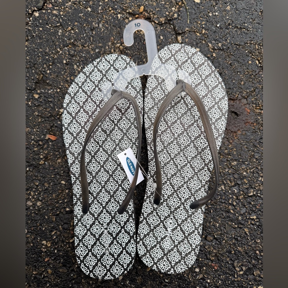 NWT Old Navy Flip Flops Women’s Size 10 Black White Sandals